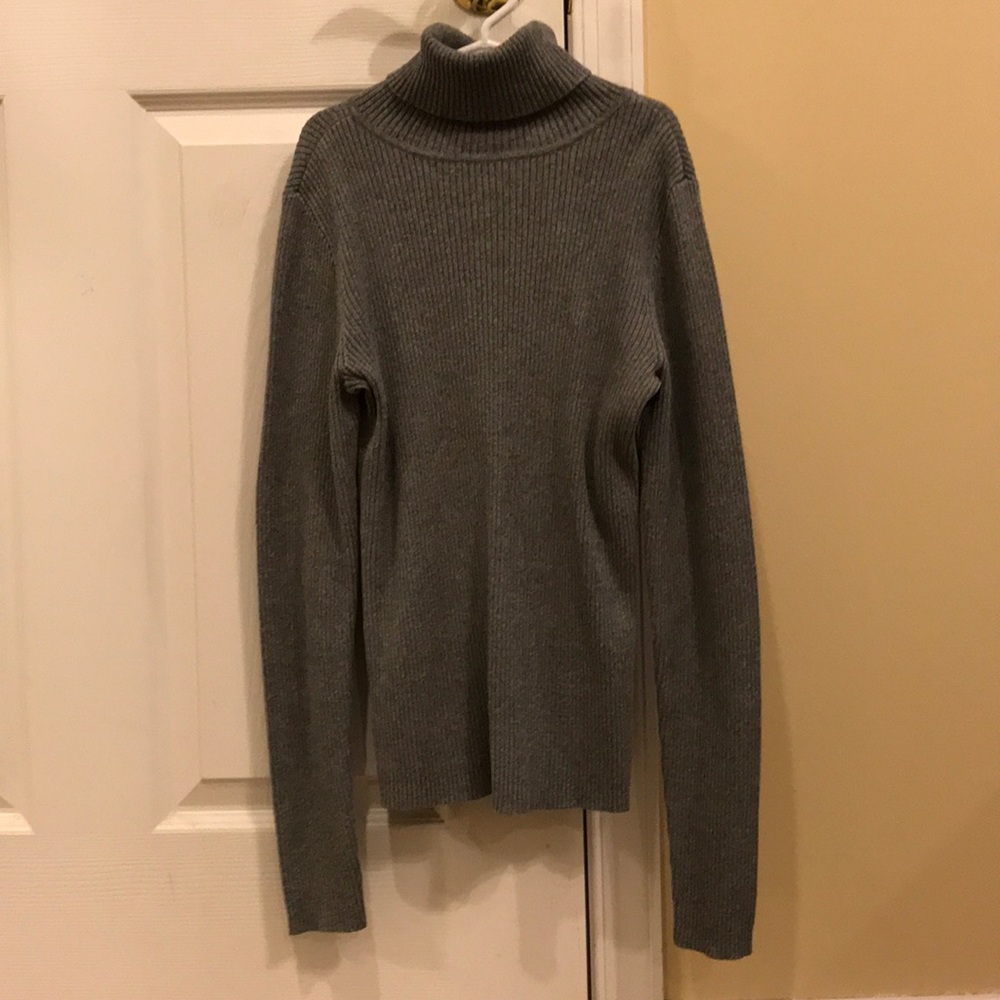 Gray ribbed cotton turtleneck